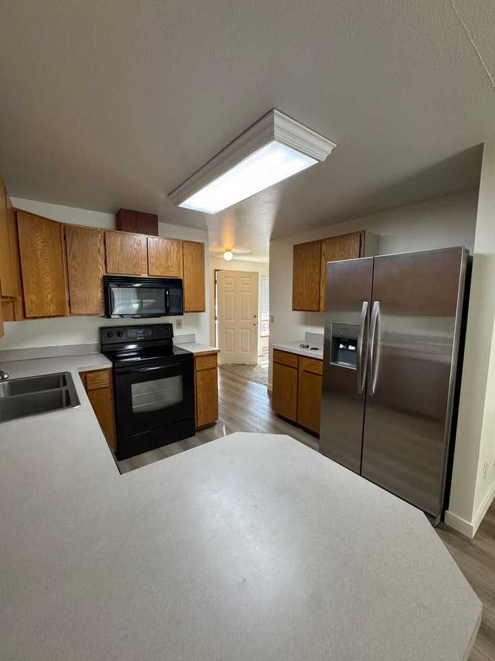 1018 Holbrook Ct - Photo 6 of 29