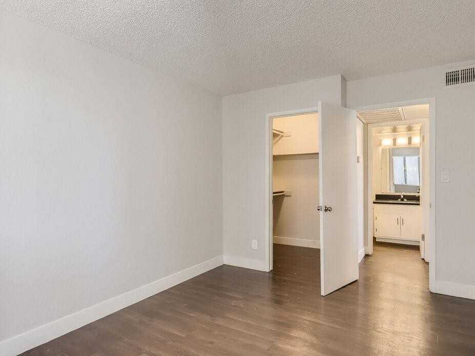 2524 W Glenrosa Ave - Photo 3 of 36