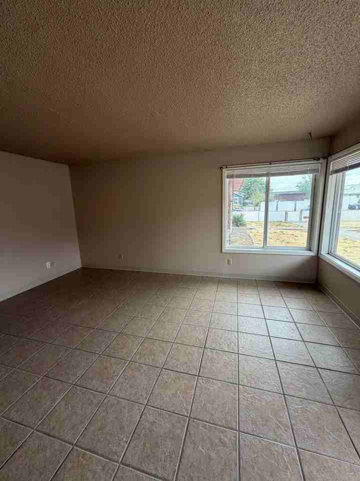 2237 Union St - Photo 6 of 15