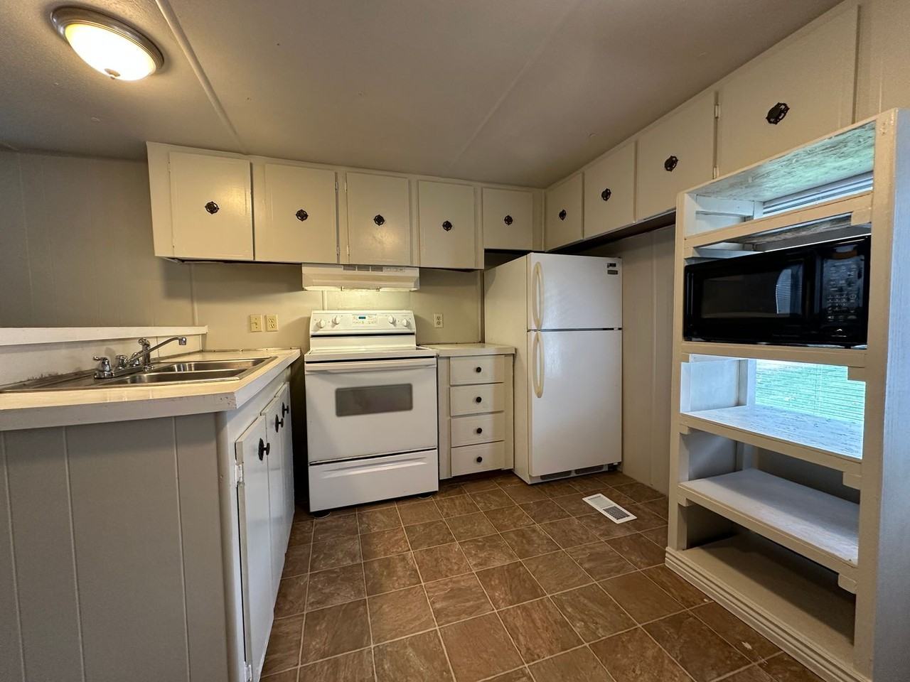 558 N Elm Ave - Photo 3 of 10