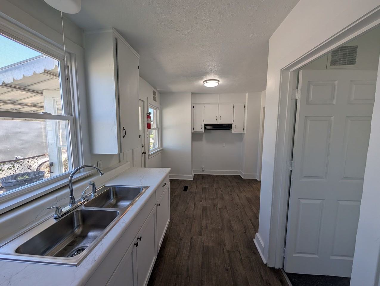 923 S Logan St - Photo 2 of 13