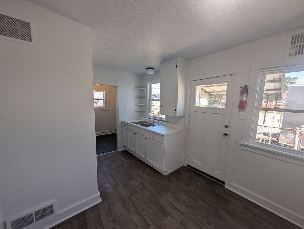923 S Logan St - Photo 3 of 13