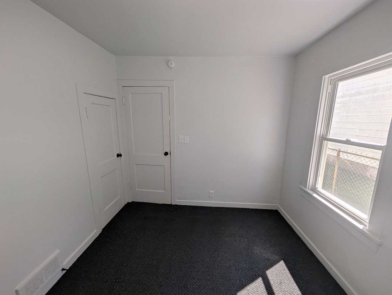 923 S Logan St - Photo 5 of 13