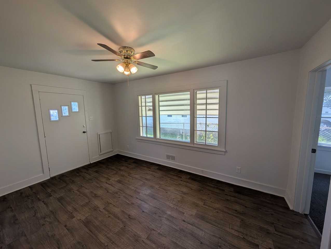 923 S Logan St - Photo 7 of 13