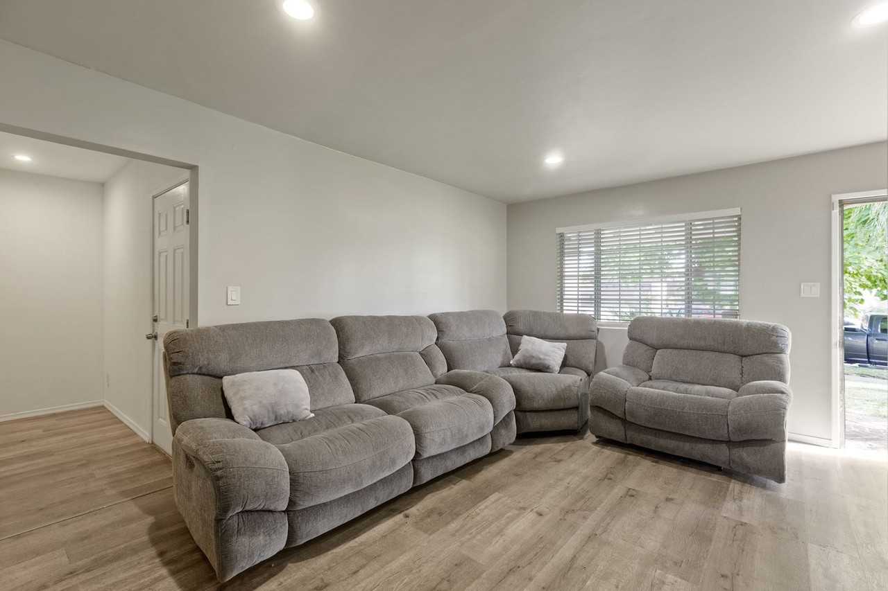 8419 Wakefield Ave - Photo 4 of 39