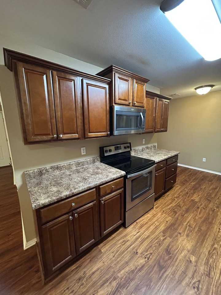 1007 S Greenwich Ave - Photo 4 of 20