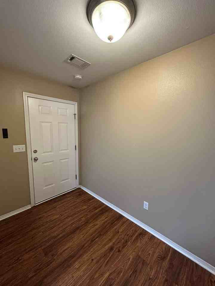 1007 S Greenwich Ave - Photo 6 of 20