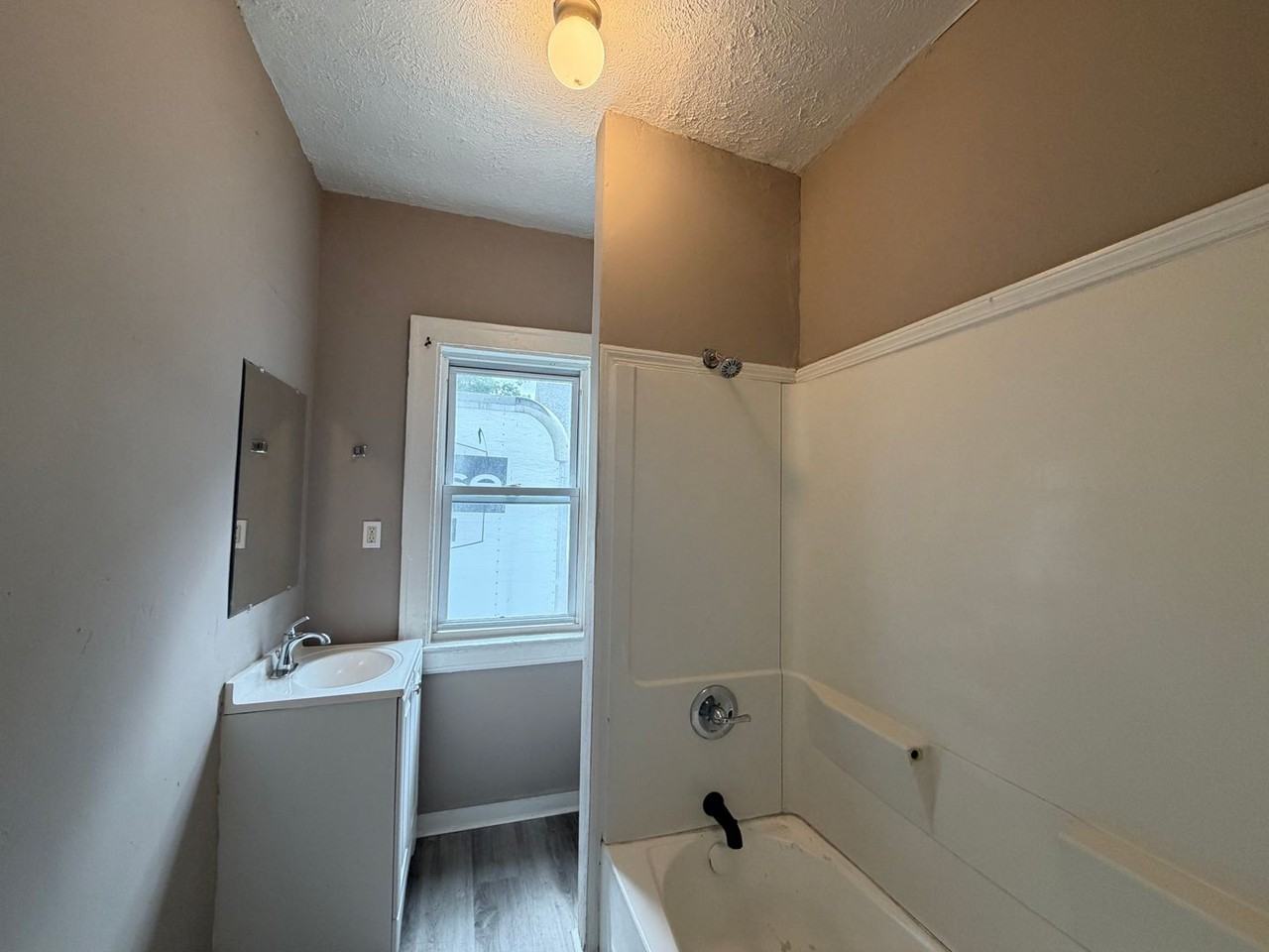 10703 Lee Avenue - Photo 3 of 41
