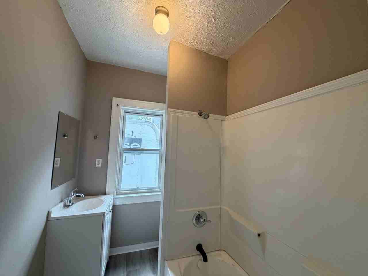 10703 Lee Avenue - Photo 4 of 41