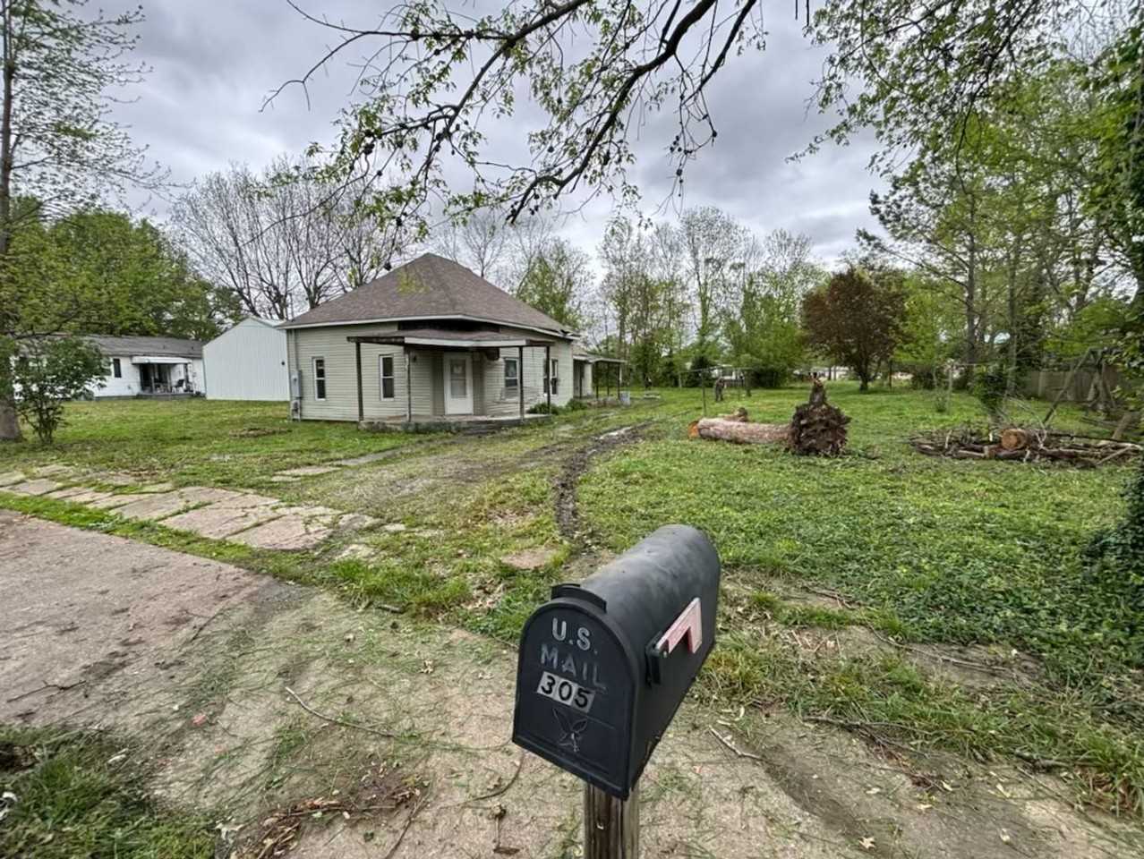 305 S Sims St - Photo 4 of 28