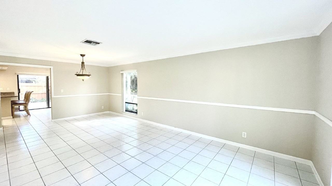 501 Sandtree Dr - Photo 3 of 32