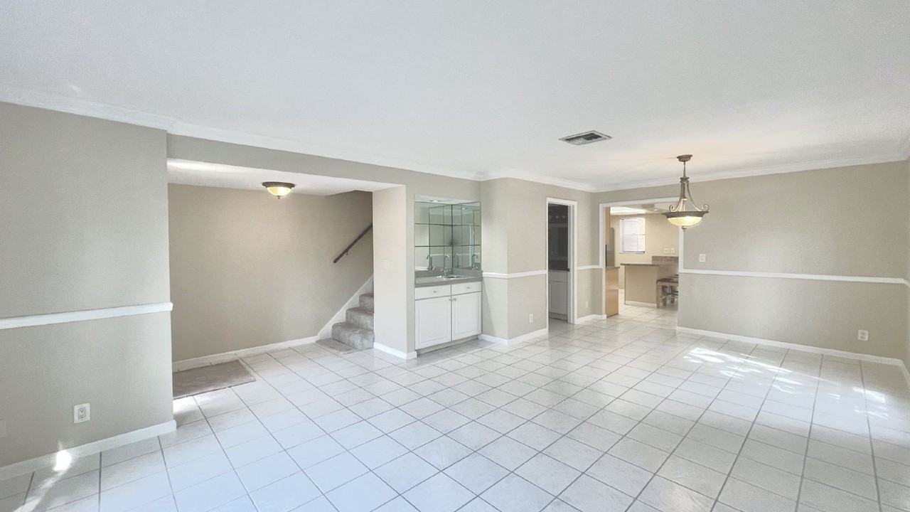 501 Sandtree Dr - Photo 4 of 32
