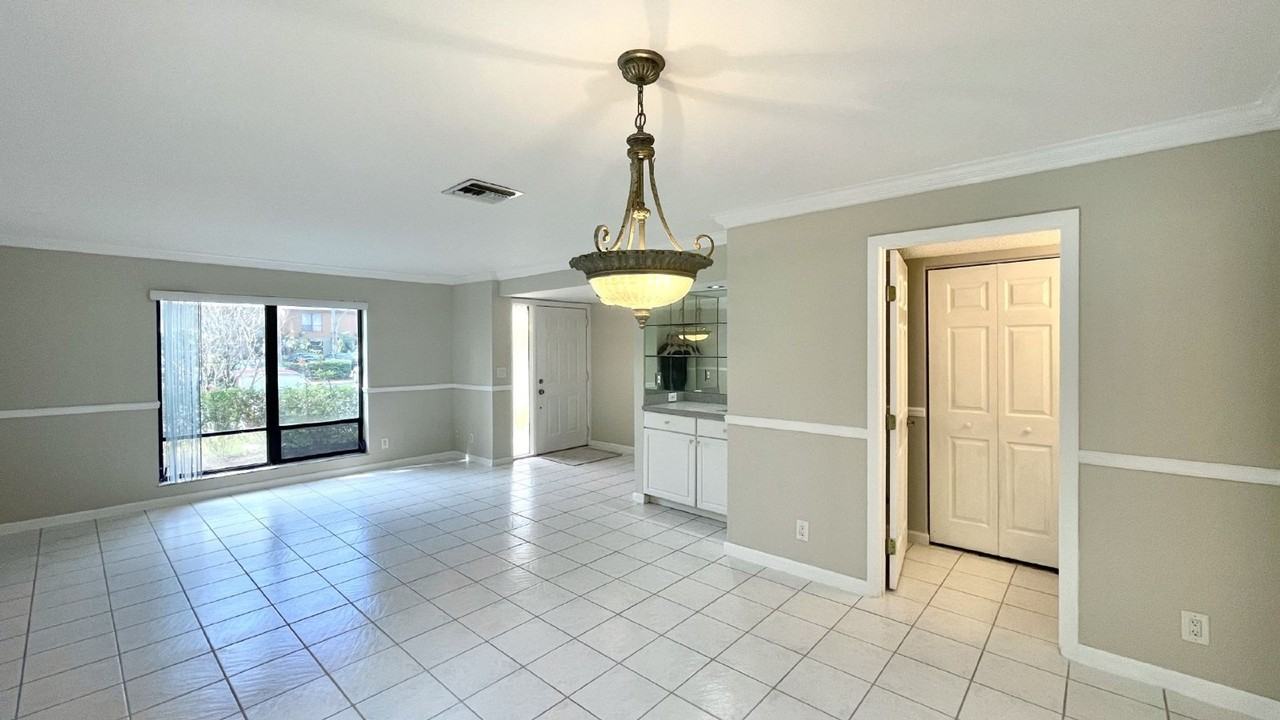 501 Sandtree Dr - Photo 5 of 32