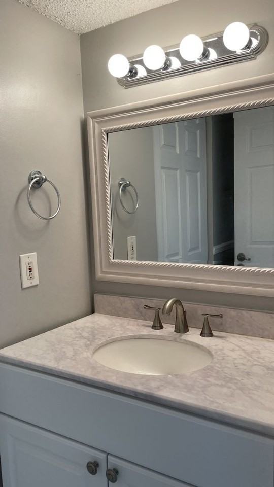 501 Sandtree Dr - Photo 7 of 32