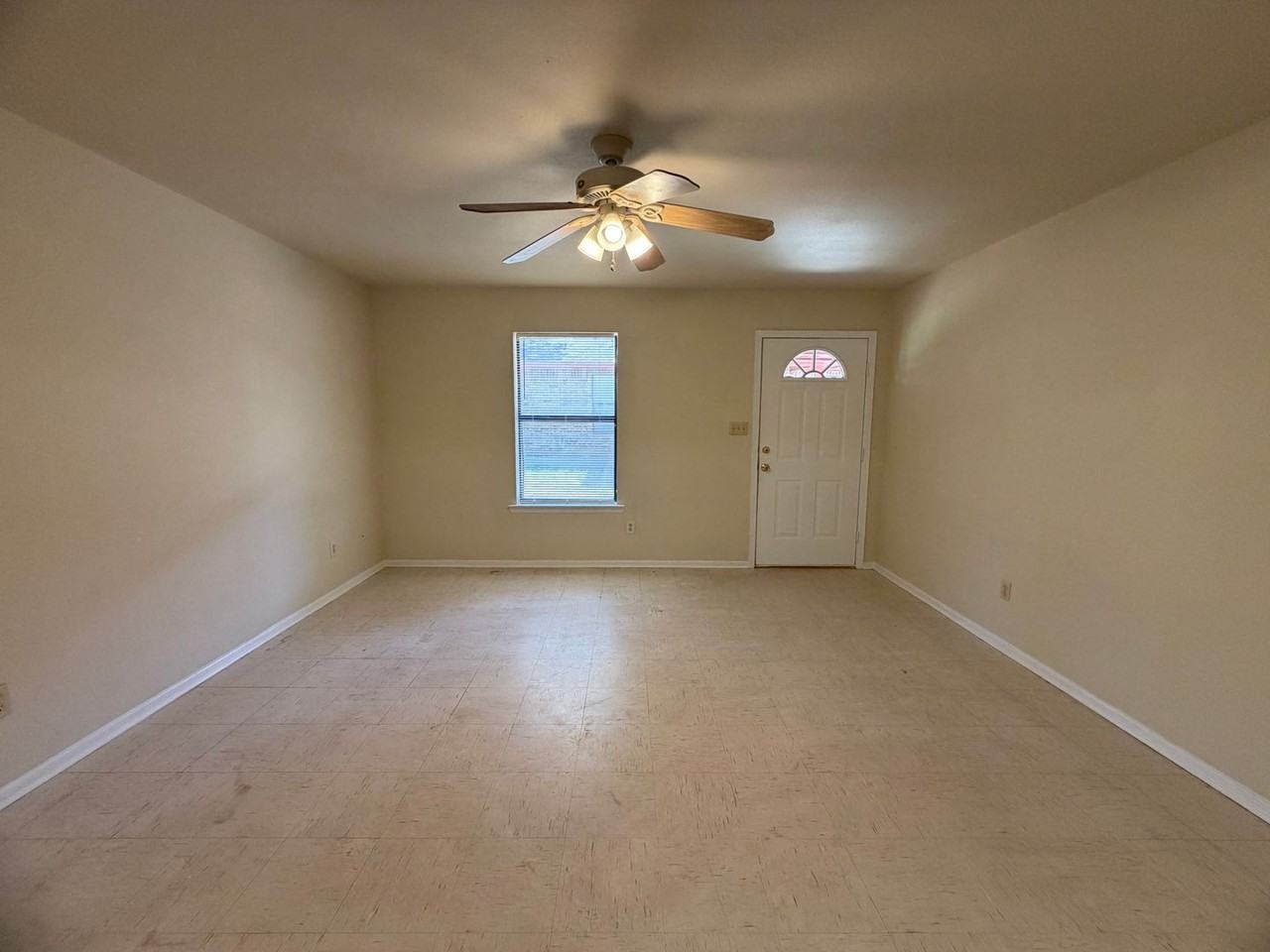 823 Dallas St #B - Photo 4 of 12