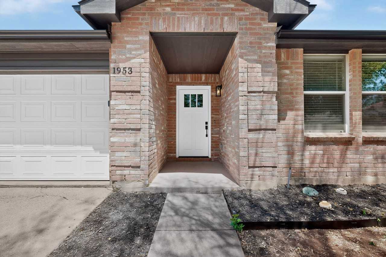 1953 Riverchase Ln - Photo 4 of 47