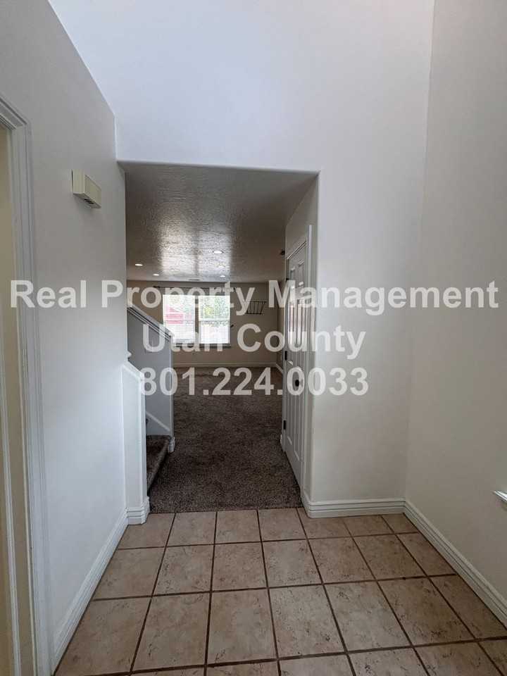 1354 Dunmore Dr - Photo 2 of 17