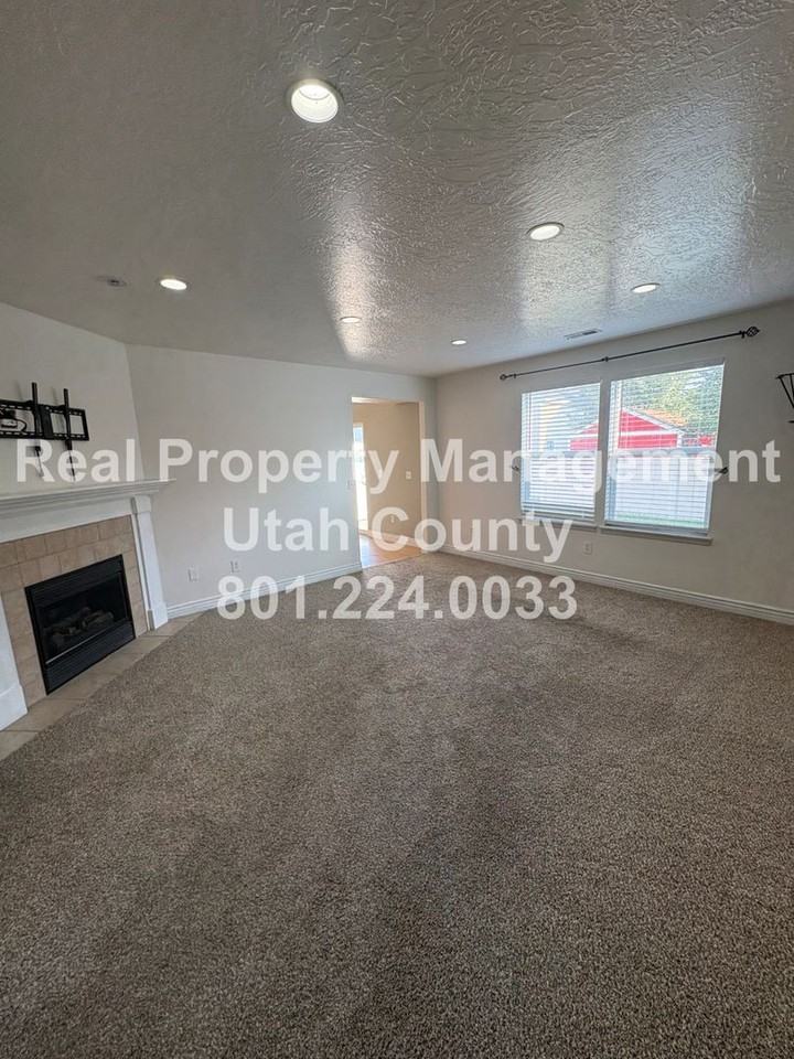 1354 Dunmore Dr - Photo 3 of 17