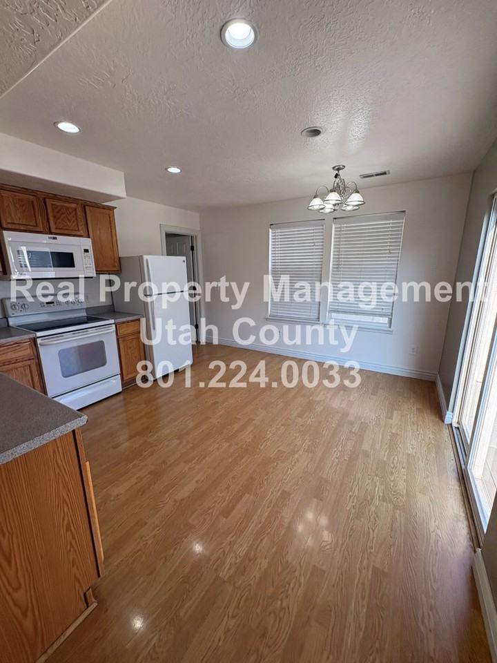 1354 Dunmore Dr - Photo 4 of 17