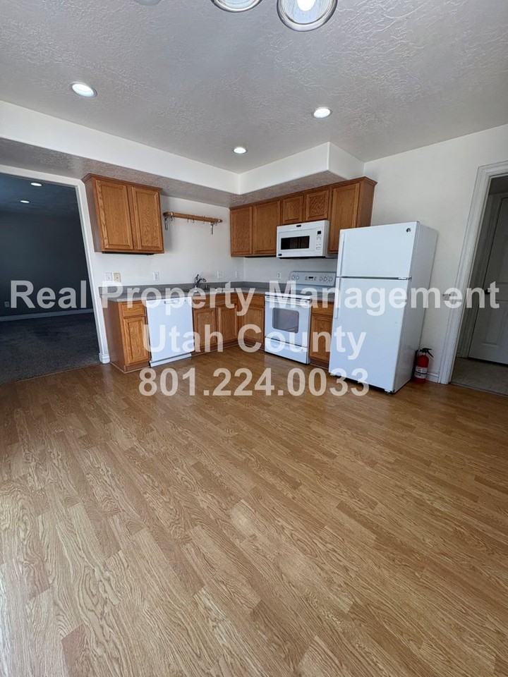 1354 Dunmore Dr - Photo 5 of 17
