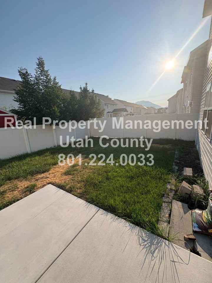 1354 Dunmore Dr - Photo 7 of 17