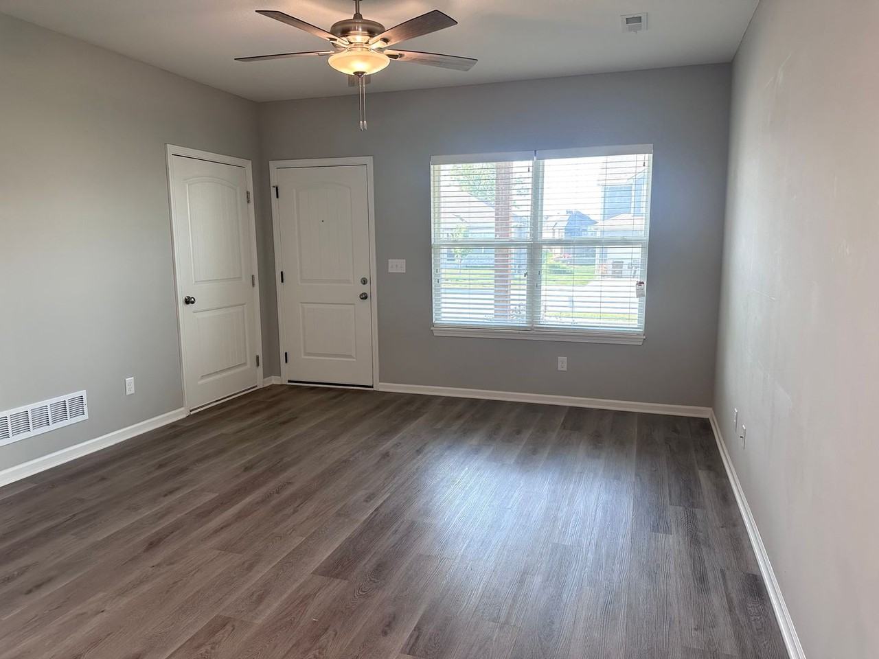 709 Pampas St - Photo 3 of 14