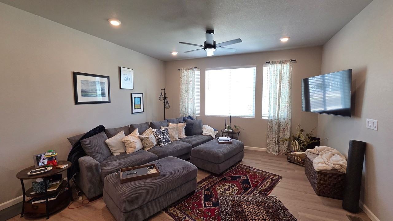 1525 E 3rd Ave - Photo 4 of 35