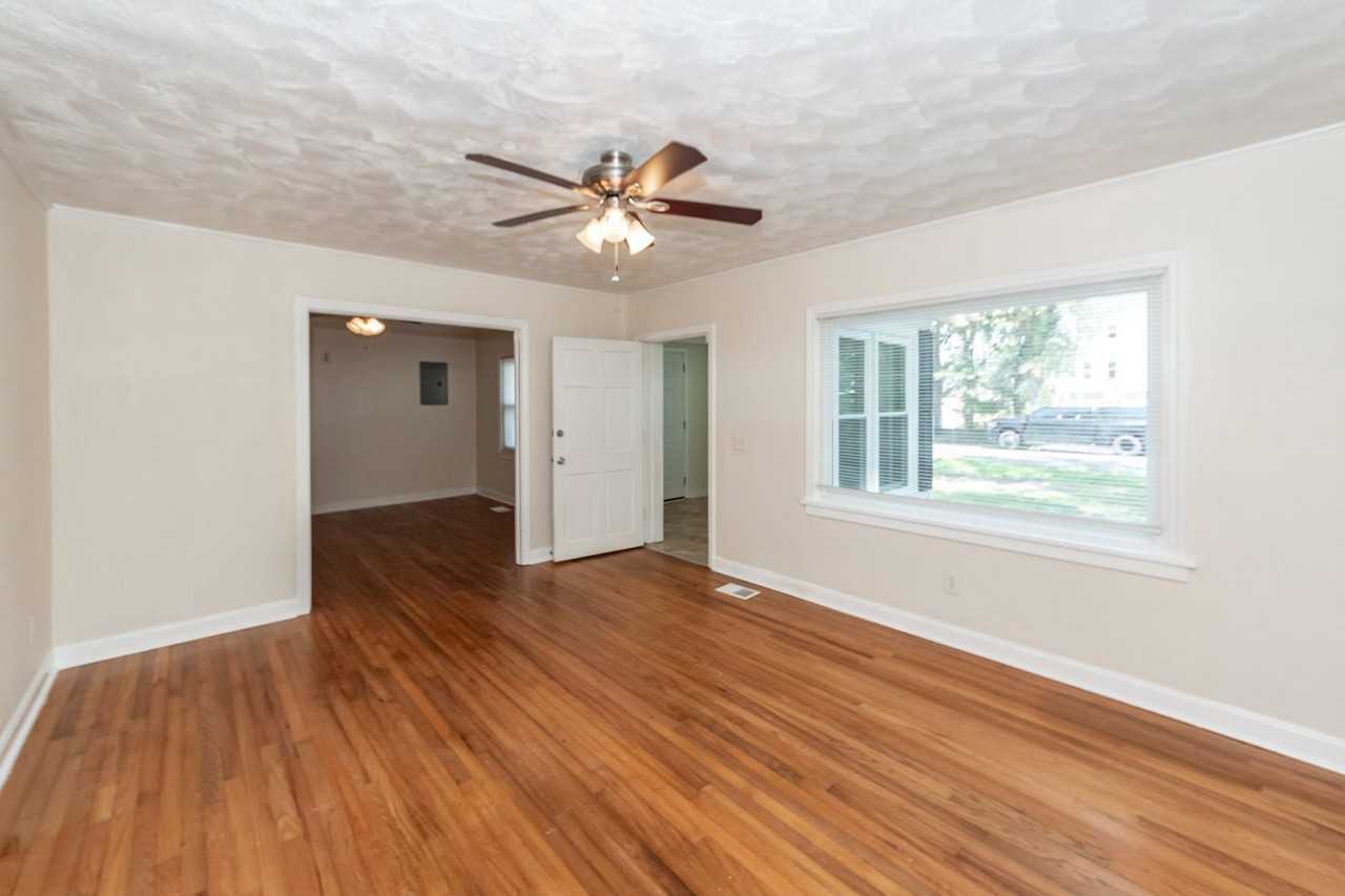 2139 Pierpont Ave - Photo 5 of 34