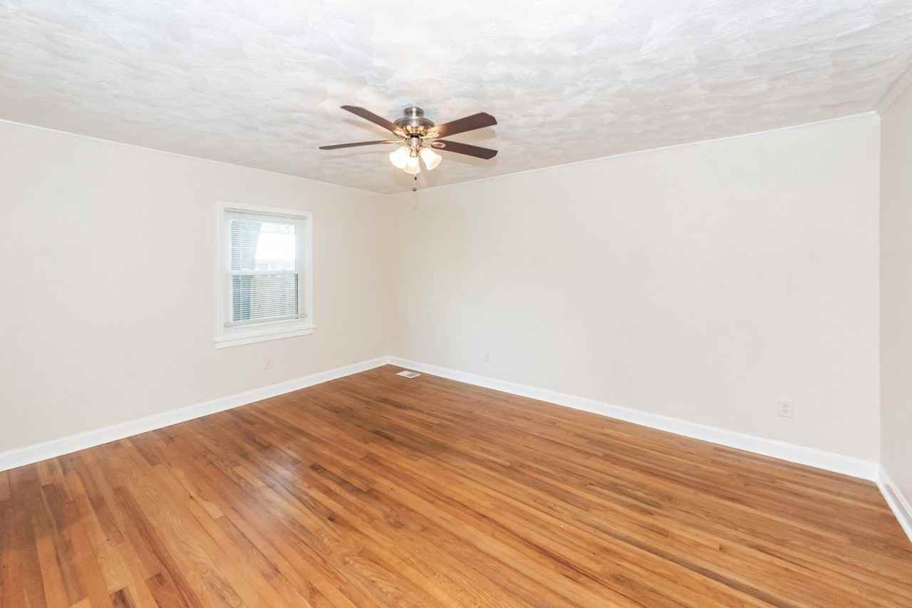 2139 Pierpont Ave - Photo 7 of 34