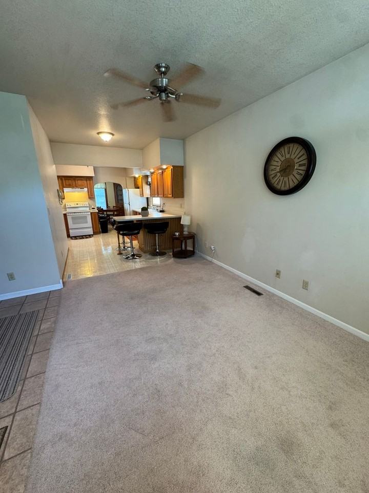 1015 Avenue C - Photo 5 of 20