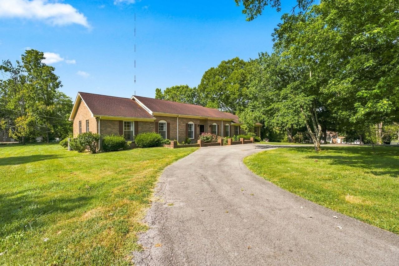 1713 Pinetree Ln - Photo 4 of 41
