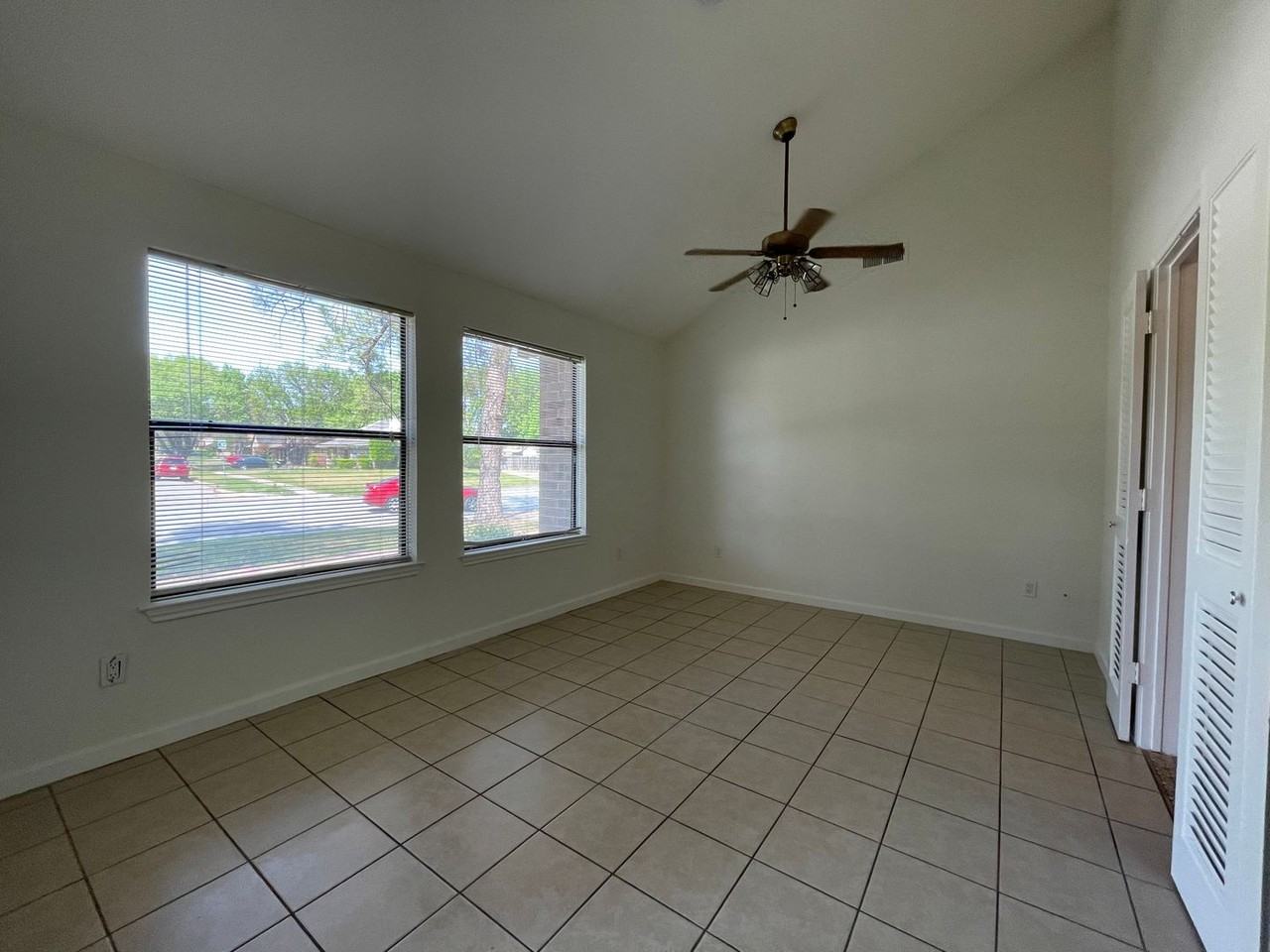 210 E Denton Dr - Photo 5 of 16