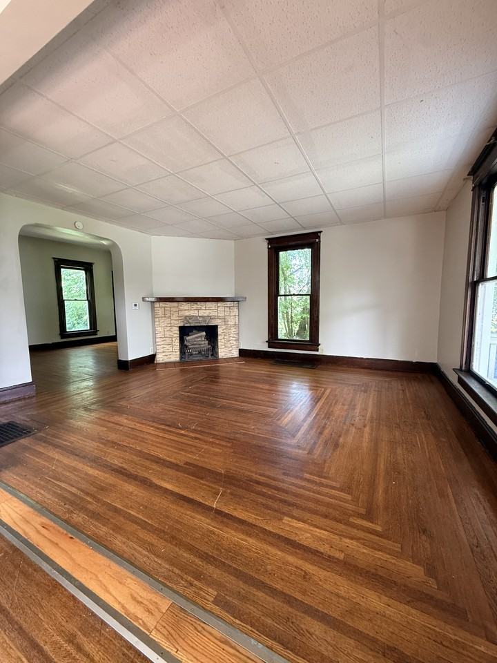 430 Elmwood Pl #1 - Photo 3 of 10