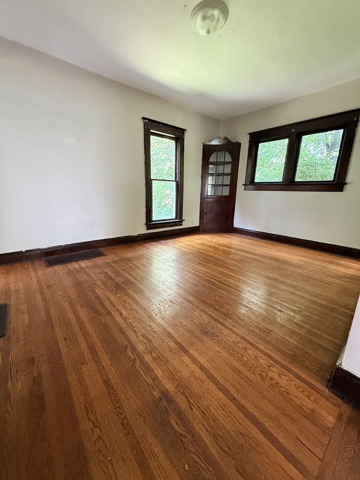430 Elmwood Pl #1 - Photo 4 of 10