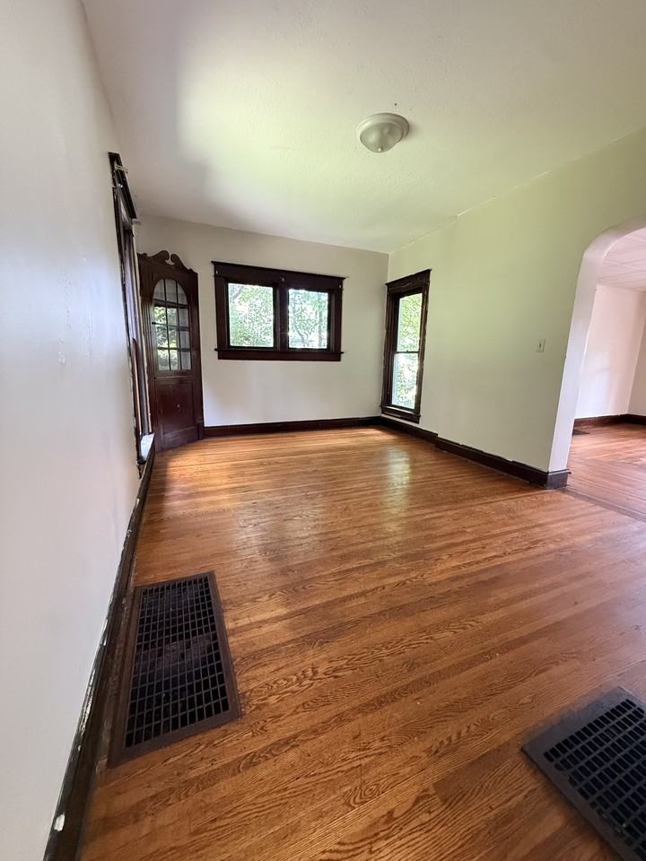 430 Elmwood Pl #1 - Photo 5 of 10