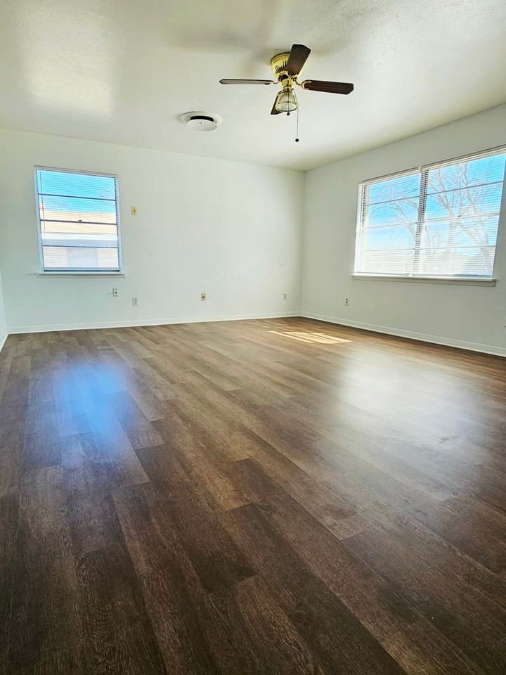 309 Crystal Dr - Photo 2 of 10
