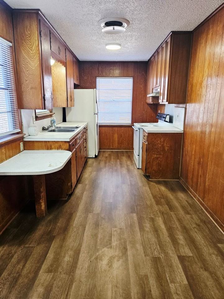 309 Crystal Dr - Photo 3 of 10