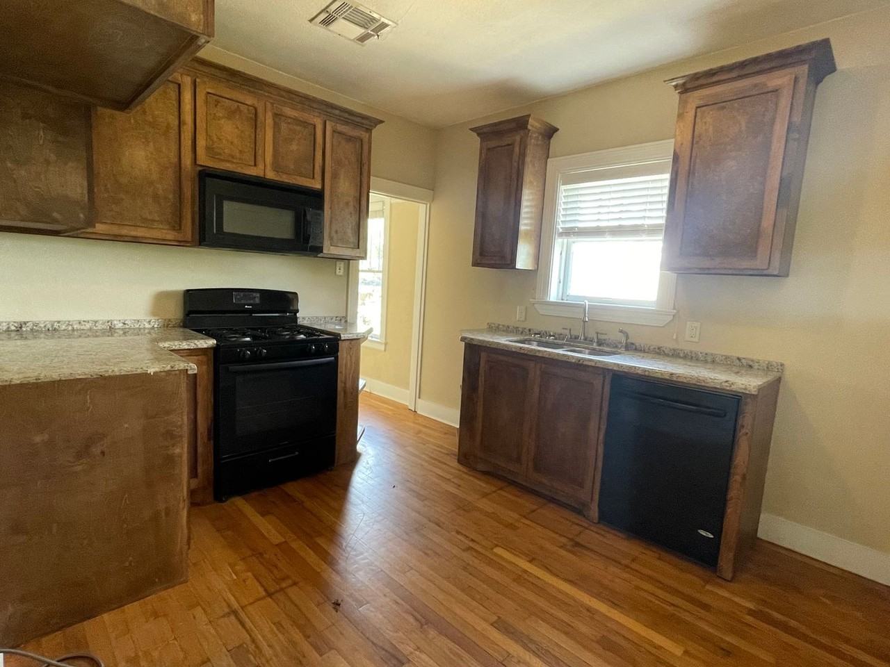 224 Park Ave - Photo 4 of 11