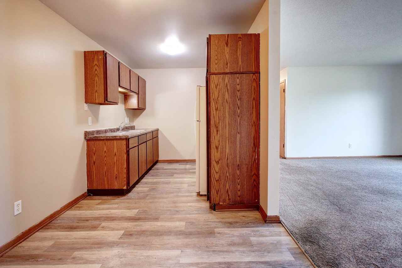 320 Oxford Ct #8 - Photo 3 of 19