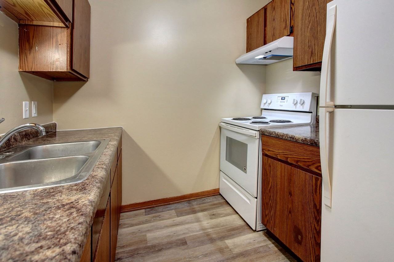 320 Oxford Ct #8 - Photo 4 of 19