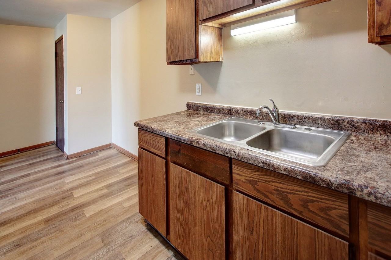 320 Oxford Ct #8 - Photo 6 of 19
