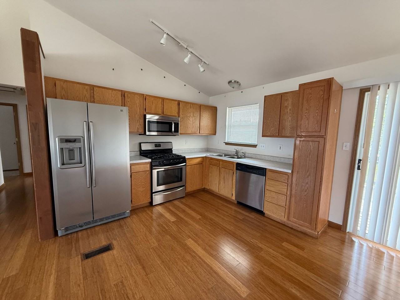 3056 Valley Oaks Dr - Photo 4 of 19