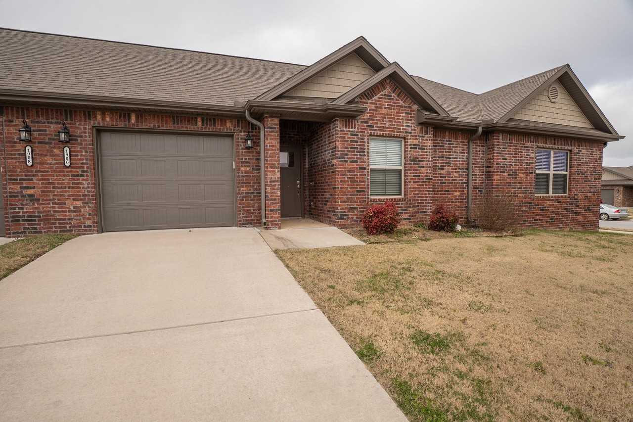 1722 Booker Cir - Photo 2 of 18