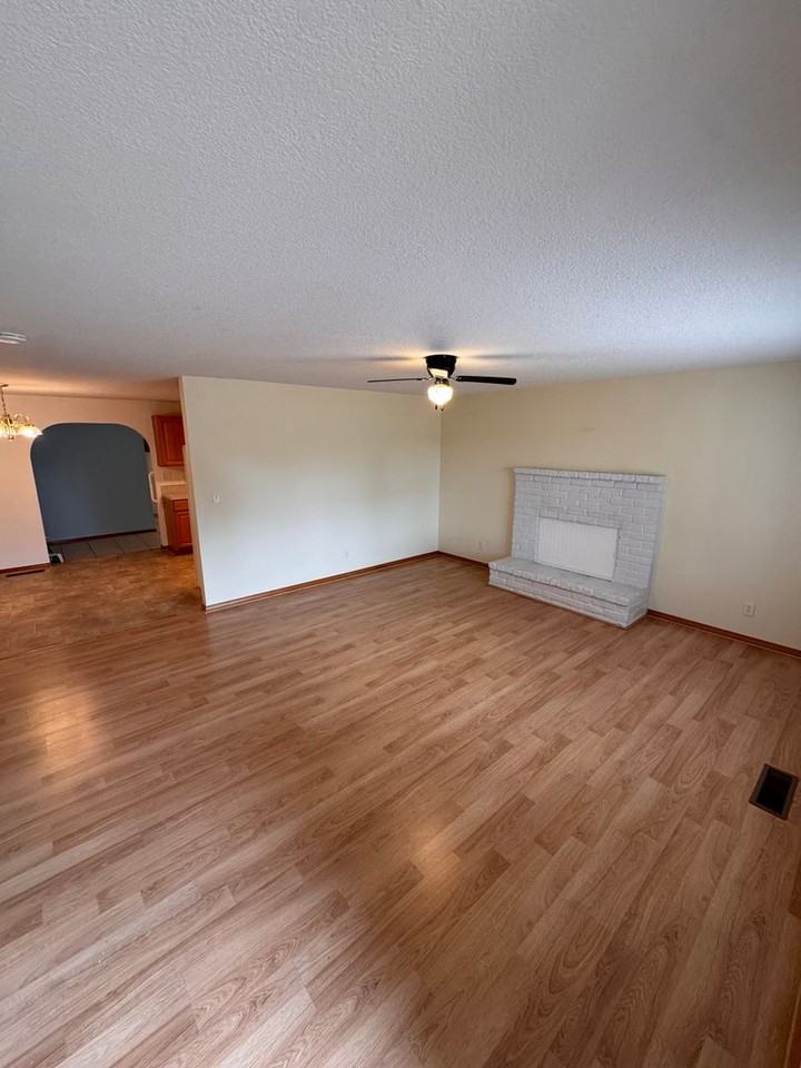 10604 Ne 47th St - Photo 4 of 20