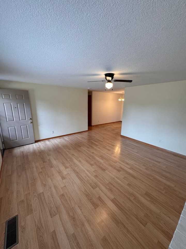 10604 Ne 47th St - Photo 5 of 20