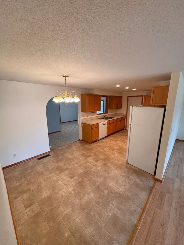 10604 Ne 47th St - Photo 6 of 20