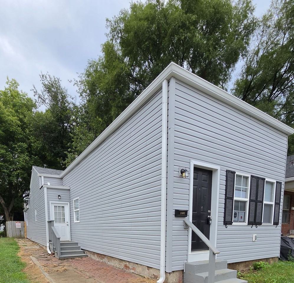 2402 Rowan St - Photo 2 of 27