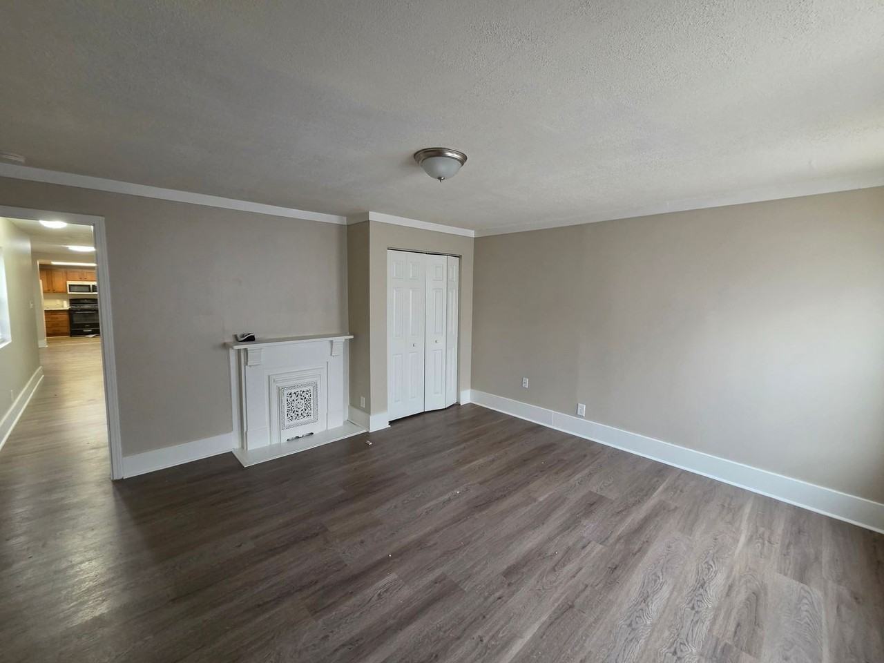 2402 Rowan St - Photo 3 of 27