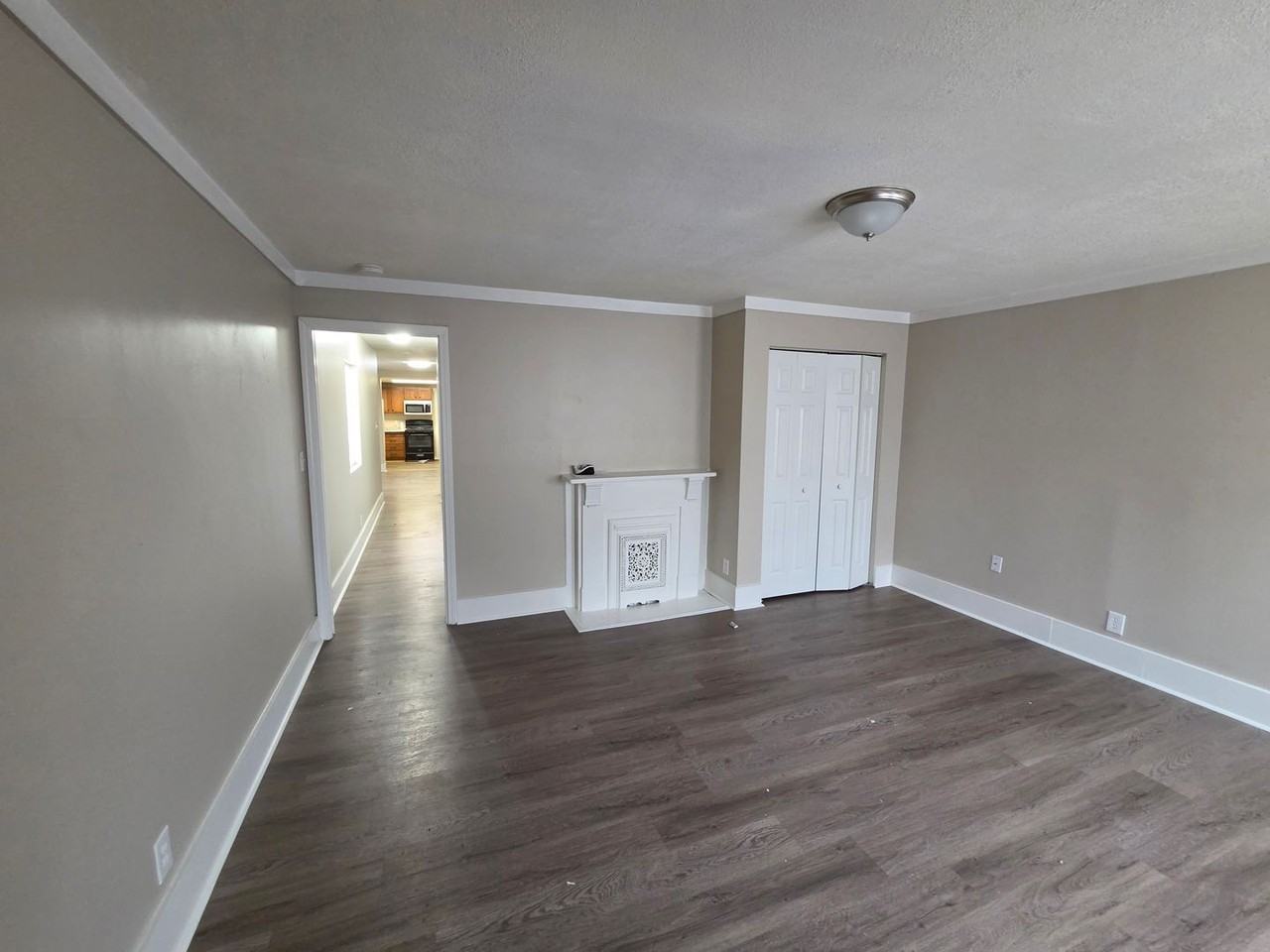 2402 Rowan St - Photo 4 of 27