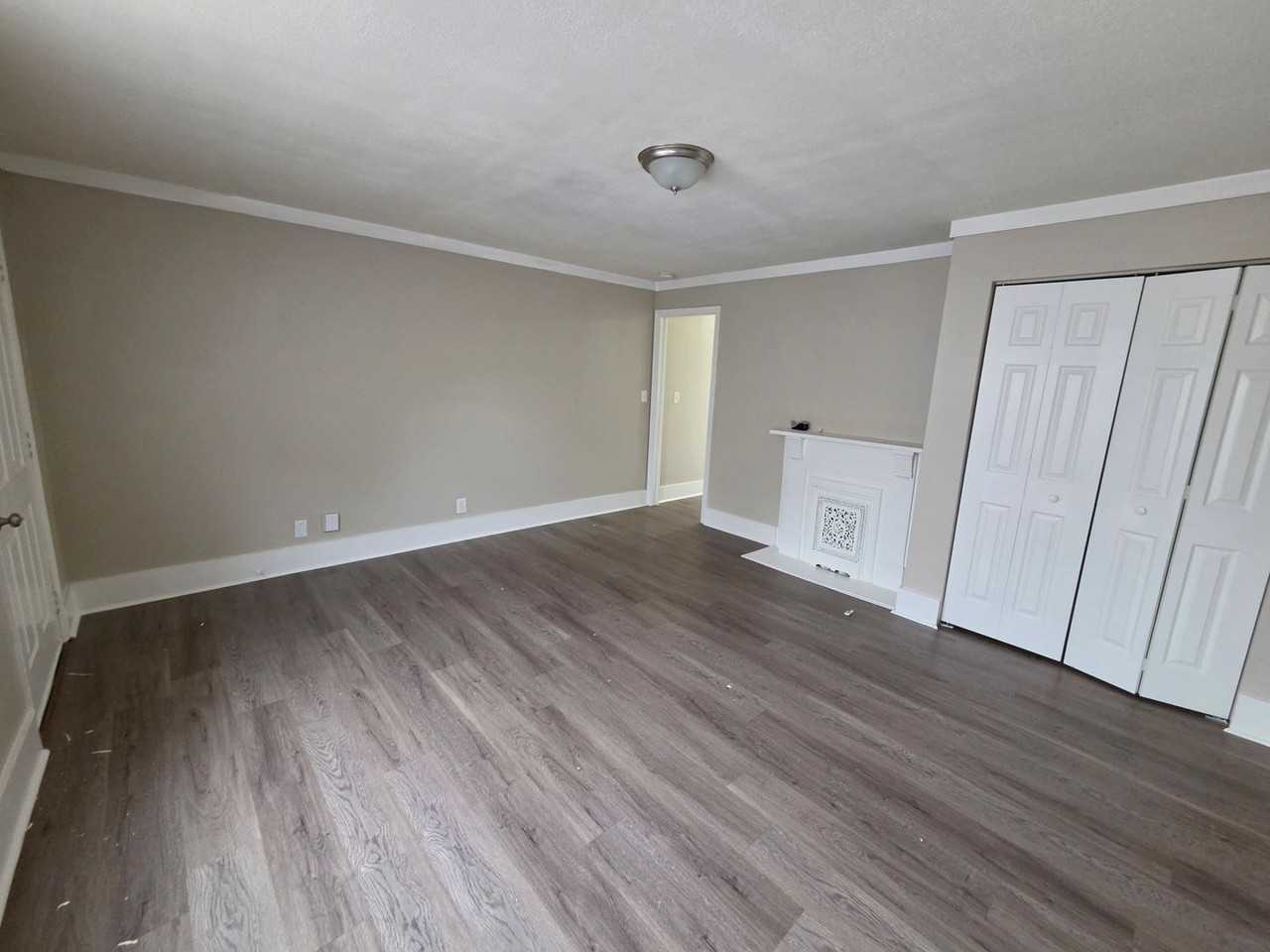 2402 Rowan St - Photo 5 of 27